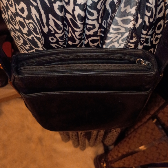 Perlina Black Leather Shoulder Bag - Picture 6 of 8